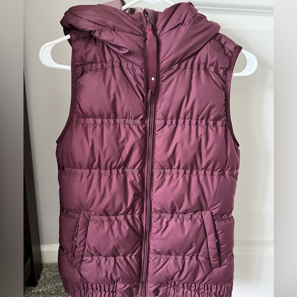 Lululemon Chilly Chill Vest in Bordeaux Drama / Gradient Dot Embossed Size 4